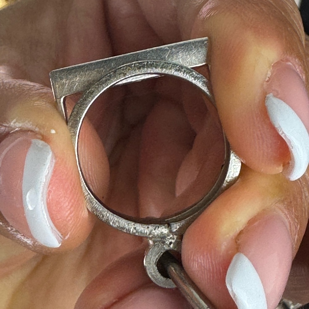 Gucci Silver Minimalist Ring with Geometric Design - Picture 4 of 16